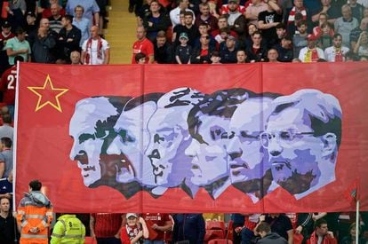 Uma faixa em Anfield homenageia treinadores ilustres do Liverpool: da esquerda para a direita, Shankly, Paisley, Fagan, Dalglish, Benítez e Klopp.