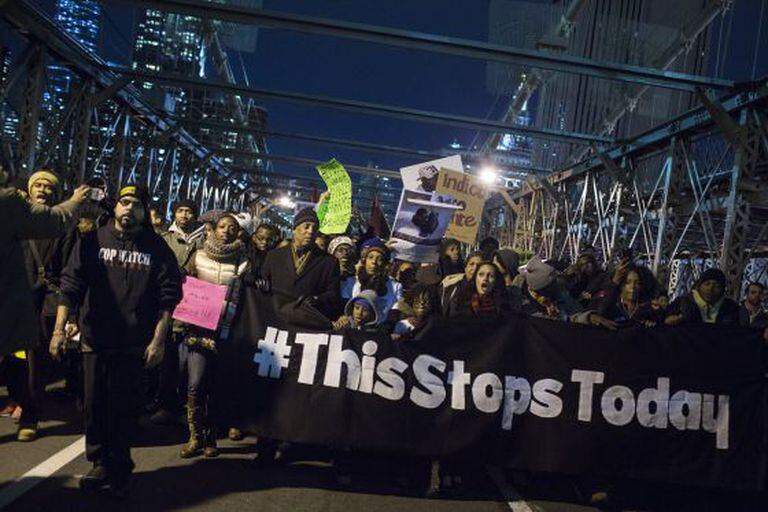 Milhares de pessoas protestam contra a polícia em Nova York.