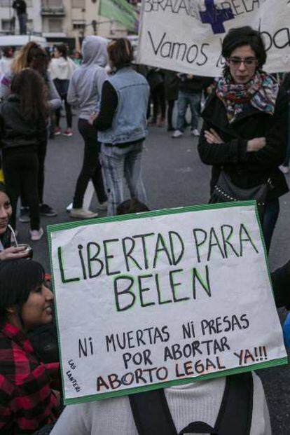 Jovens exigem a libertação de Belém na marcha de #NiUnaMenos.