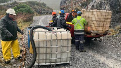 Foto distribuída pela Marinha chilena mostra funcionários trabalhando para conter o vazamento de diesel na Patagônia.