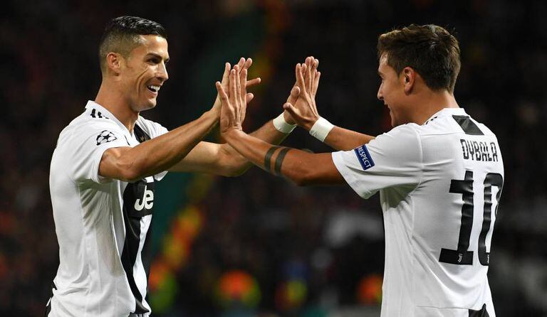 Dybala e Cristiano Ronaldo comemoram gol do argentino, que definiu o jogo em Manchester.