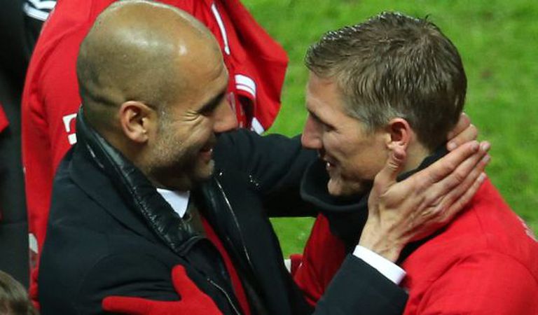 Guardiola abraça a Schweinsteiger.