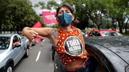 Manifestantes protestam em carreta contra Bolsonaro neste sábado em São Paulo.