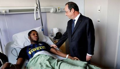 O presidente François Hollande visita a suposta vítima de estupro por parte de policiais no hospital.