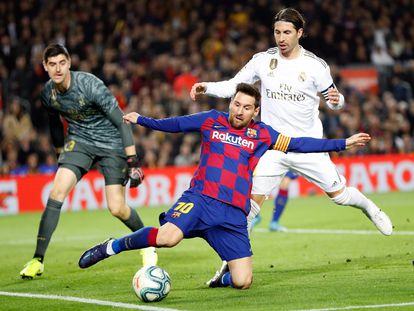 Messi, observado por Courtois e Modric, não conseguiu concluir ao gol madridista.