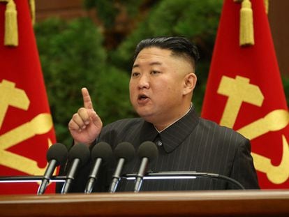 O líder norte-coreano, Kim Jong-un, na reunião do Politburo do Partido dos Trabalhadores da Coreia do Norte, na quarta-feira, em Pyongyang.