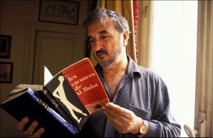 Jean-Claude Carrière, com seu primeiro livro 'As férias de Mr. Hulot', inspirado no filme de Jacques Tati, em uma imagem de 1992.