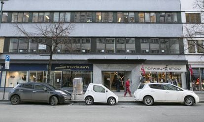 Vários carros elétricos carregam a bateria em uma rua do centro de Oslo.
