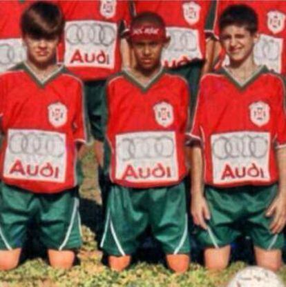 Neymar, no centro da imagem, junto a Baptistao, direita.