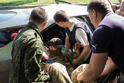 Um soldado ucraniano é levado ao hospital depois de ser ferido durante conflito nas proximidades do aeroporto internacional de Donetsk.