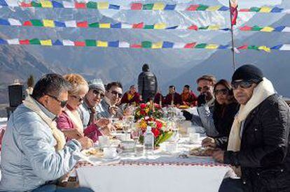 Turistas tomam café da manhã no Himalaia, com vista para o Everest.