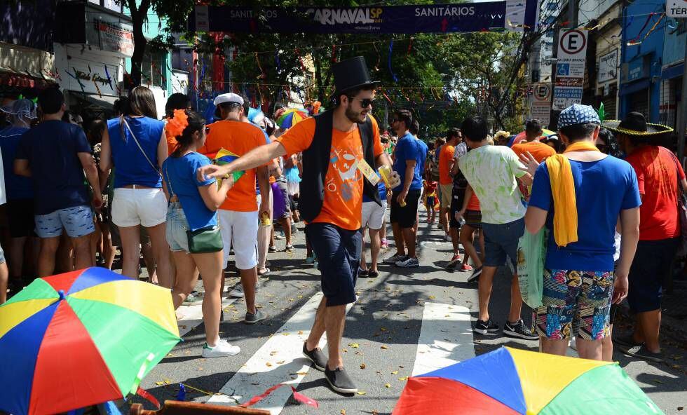 Folião brinca nas ruas de São Paulo neste fim de semana.