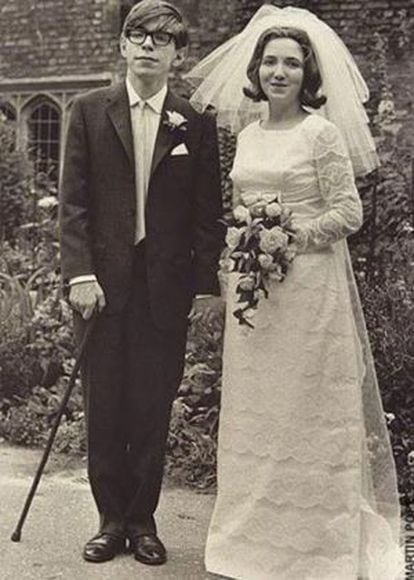 O cientista Stephen Hawking e a escritora Jane Hawking no dia de seu casamento, em 1965.