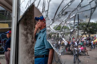 Milhares de partidários da oposição protestam contra Nicolas Maduro em Caracas, Venezuela, em 11 de maio de 2019