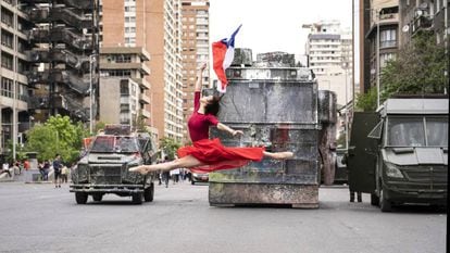 'O despertar', fotografia artística com o salto da bailarina Catalina Duarte diante de blindados da polícia em Santiago em 25 de outubro.