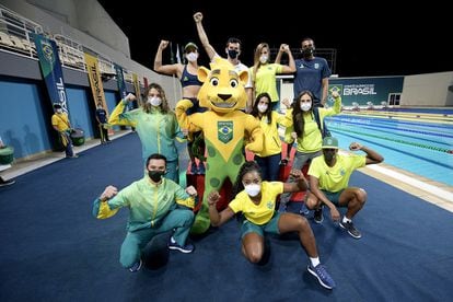 Delegação brasileira posa com seu mascote e vestindo os uniformes dos Jogos Olímpicos de 2021.