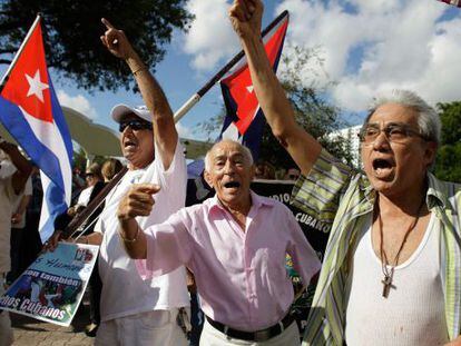 Cubanos anticastristas protestam em Miami no s&aacute;bado.