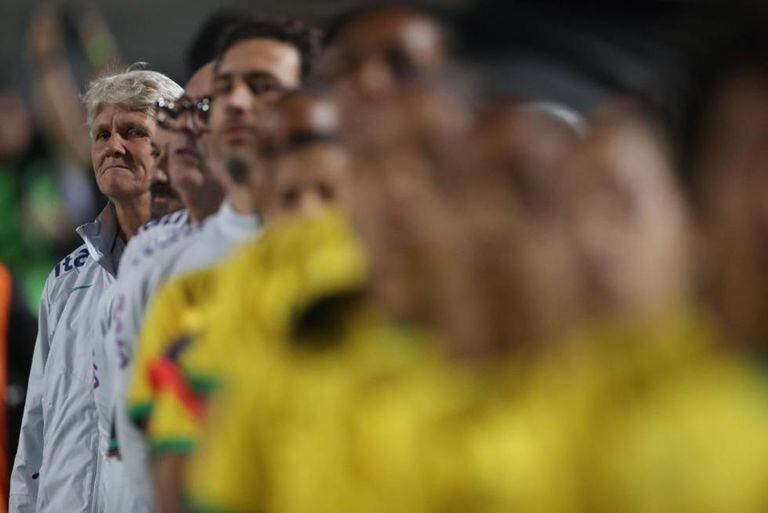 A treinadora Pía Sundhage à frente da seleção brasileira, no estádio do Pacaembu na quinta, quando o Brasil goleou a Argentina.