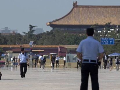 Agentes da polícia vigiam a praça Tiananmen, em Pequim, em 3 de junho