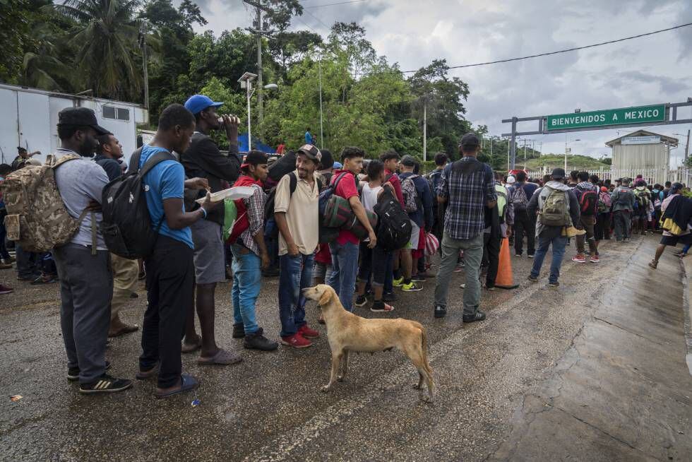 Migrantes esperam na fronteira de El Ceibo.