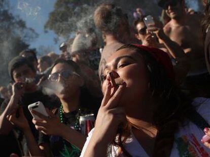 Jovens fumam maconha em São Francisco.