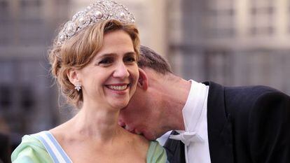 Iñaki Urdangarin beija o pescoço de sua esposa, a infanta Cristina, na chegada ao banquete do casamento real da princesa herdeira da Suécia, em 2010.