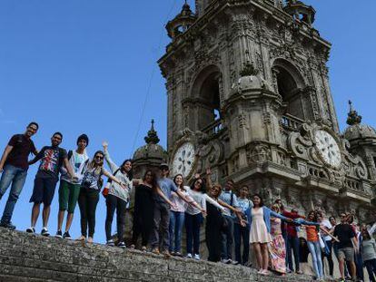 Os jovens peregrinos, no telhado da catedral de Santiago.