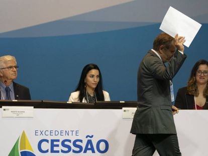 Um representante de Petrobras com sua oferta nesta quarta-feira no Rio de Janeiro.