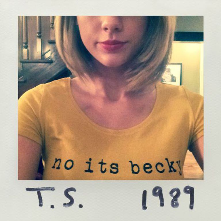 Taylor Swift com usa camiseta "no its becky"