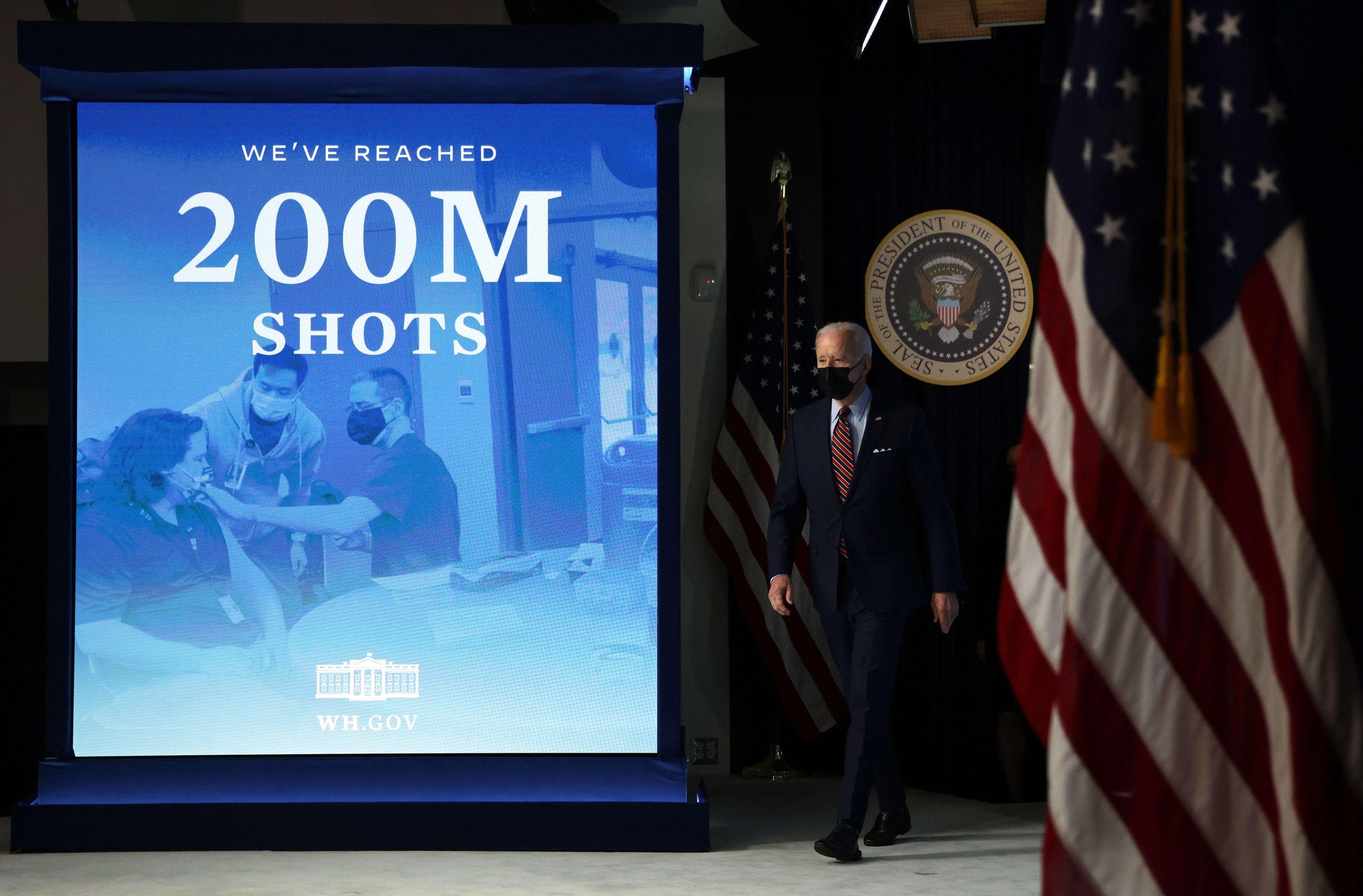 Joe Biden após anunciar que os Estados Unidos distribuíram 200 milhões de doses da vacina, em 21 de abril de 2021, em Washington. 