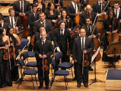 Dudamel (no centro), com a Sinfônica Simón Bolívar, em São Paulo.