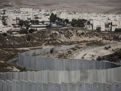 Assentamento de Pisgat Zeev, Jerusalém Oriental, e o muro de separação.