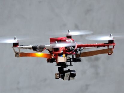 Drone equipado com uma pequena câmera.