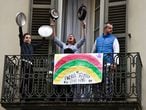 TURIN, ITALY - 2020/03/13: A family plays lids of pots and pans from balcony of their home where there is a banner reading 'Everything will be fine' in the neighborhood San Salvario during a flash mob launched throughout Italy to bring people together. The Italian government imposed unprecedented restrictions to halt the spread of COVID-19 coronavirus outbreak, among other measures people movements are allowed only for work, for buying essential goods and for health reasons. (Photo by Nicolò Campo/LightRocket via Getty Images)