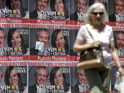 Cartazes de propaganda eleitoral em uma rua de Buenos Aires. / REUTERS