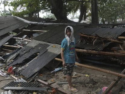 Um homem em Carita, no distrito de Pandeglang, depois do tsunami.