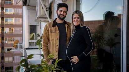 Paloma e Víctor em sua casa em Madri: o casal espera o primeiro filho para este mês de janeiro.