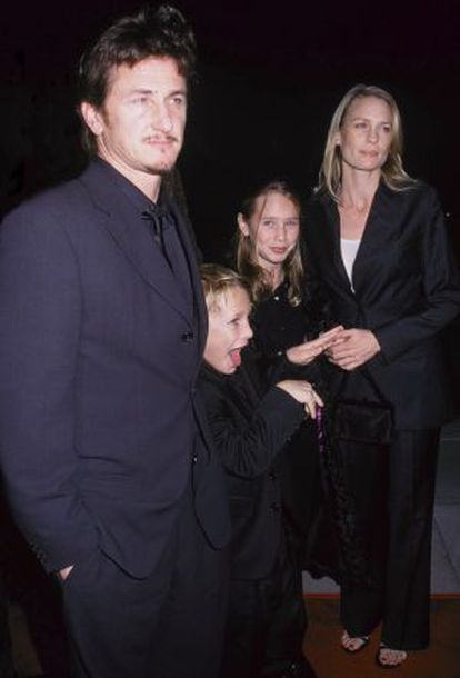 Sean Penn e Robin Wright, com seus filhos Dylan e Hopper, na estreia do filme ‘I am Sam’, em 2001.