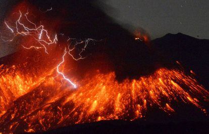 Erupção do vulcão Sakurajima, no Japão. 