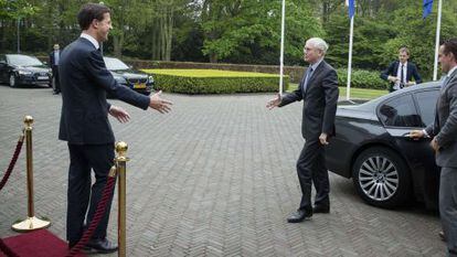 Mark Rutte (à esq.) dá as boas-vindas a Herman Van Rompuy.