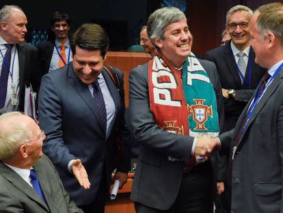 O ministro português de Finanças, Mário Centeno, é congratulado por seus colegas do Eurogrupo depois da vitória lusa na Eurocopa de 2016.