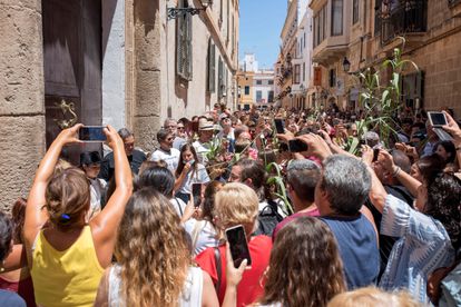 Celebração espontânea da festa de San Juan em Ciutadella, em Menorca, que foi suspensa pelo Conselho da Cidade por causa das aglomerações.