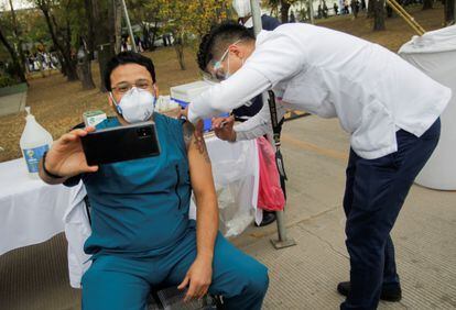 Profissional de saúde tira ‘selfie’ após ser imunizado contra a covid-19 em Nuevo León, no norte do México.