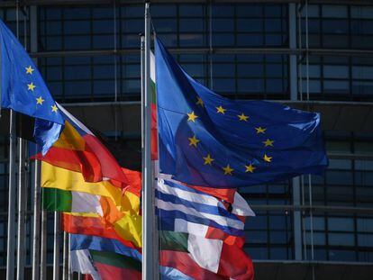 Fachada do Parlamento Europeu, em Estrasburgo (França), com as bandeiras dos países membros da União Europeia.