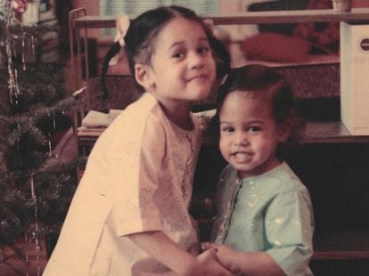 Kamala Harris (à esquerda) com sua irmã, numa foto da sua infância.
