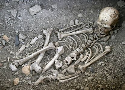 Reconstrução do enterro neandertal de La Chapelle-aux-Saints, França, o primeiro atribuído a uma espécie diferente do Homo sapiens.
