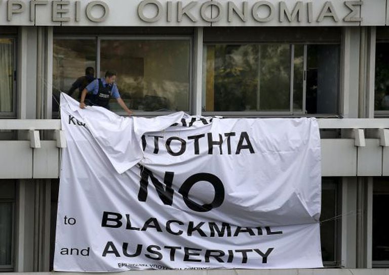 Segurança tira faixa em protesto contra a austeridade, em Atenas.