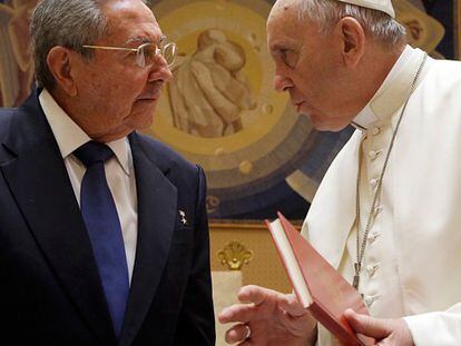 Raúl Castro com o Papa no Vaticano.
