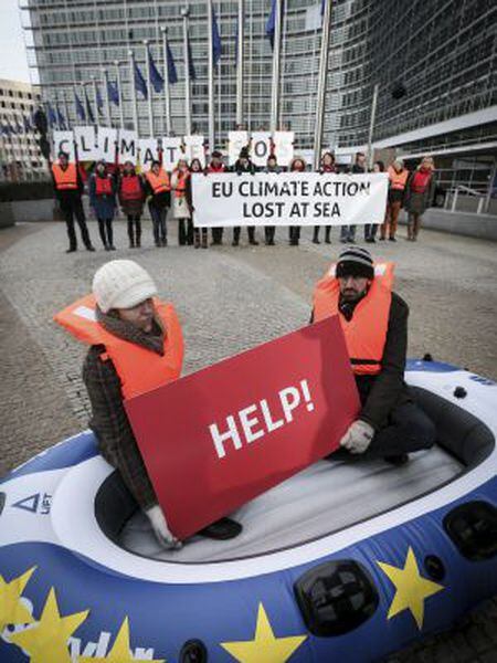 Um grupo de ecologistas protesta diante da sede da Comissão Europeia em Bruxelas nesta quarta-feira.