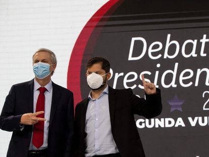Os candidatos presidenciais chilenos José Antonio Kast (à esquerda) e Gabriel Boric posam antes do debate realizado em Santiago em 10 de dezembro de 2021.